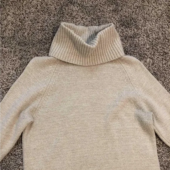 Dynamite Sweater - Picture 3 of 3